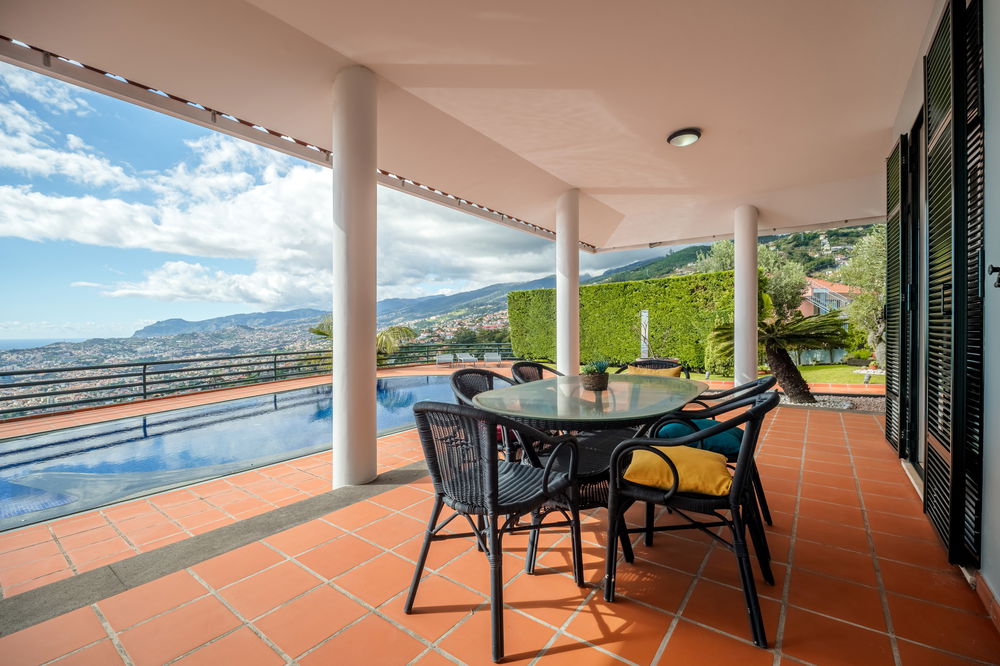 4 bedroom villa with sea view and pool in Funchal, Madeira 2899655380