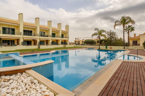 4 bedroom villa in condominium with pool, in Vilamoura 3517709406