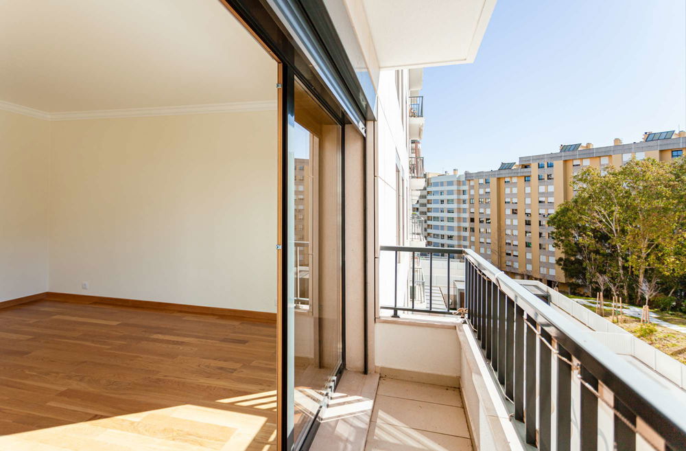 4-bedroom apartment with balcony and garage in Lumiar, Lisbon 3472611471