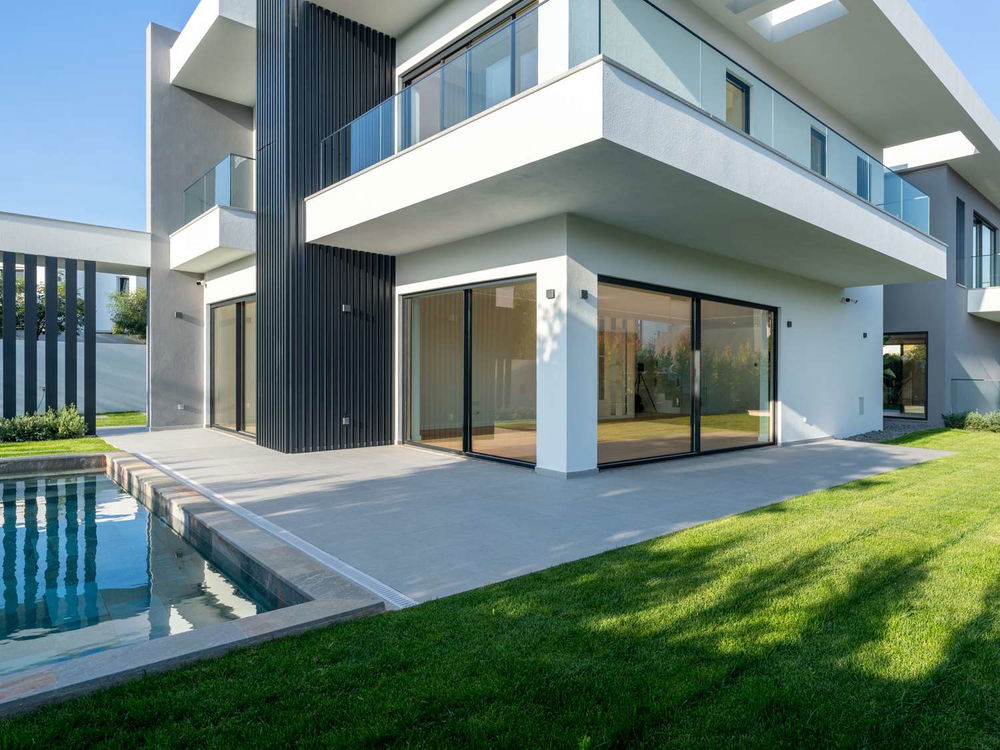 Contemporary 5-bedroom villa with garden and pool in Birre 2700264155