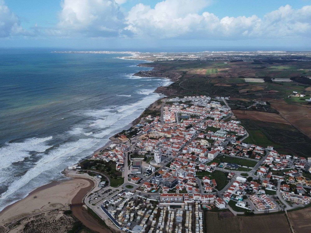 Land with planning permission in Praia da Areia Branca, Lourinhã 2730034670