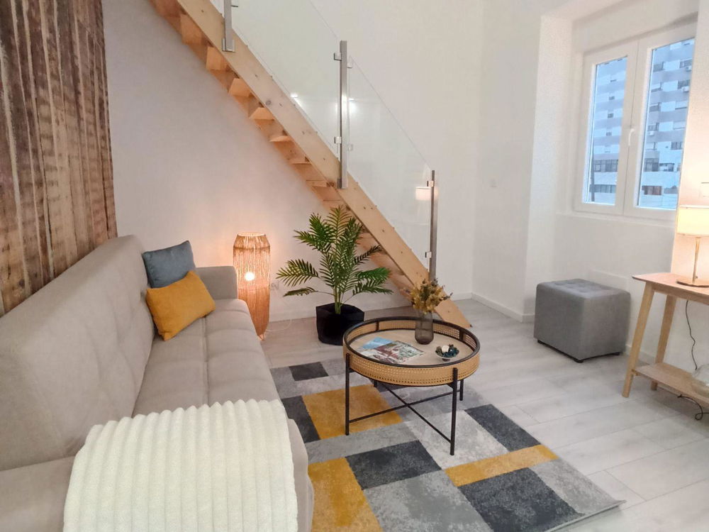 Renovated 2-bedroom apartment with mezzanine in Laranjeiras, Lisbon 1014527222