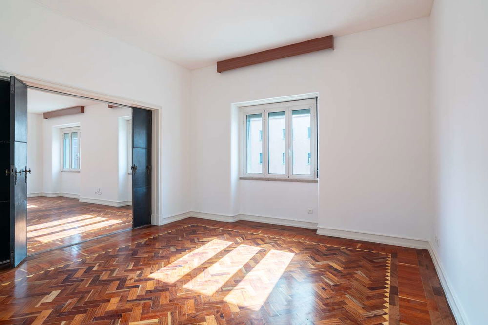 4-bedroom apartment in a charming building with a lift in Areeiro, Lisbon 3400486572