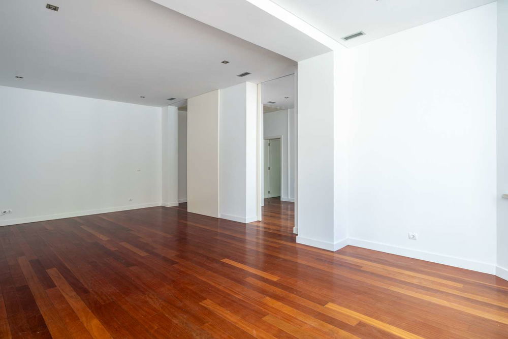 Renovated 4-bedroom apartment in Avenidas Novas, Lisboa 2385970088