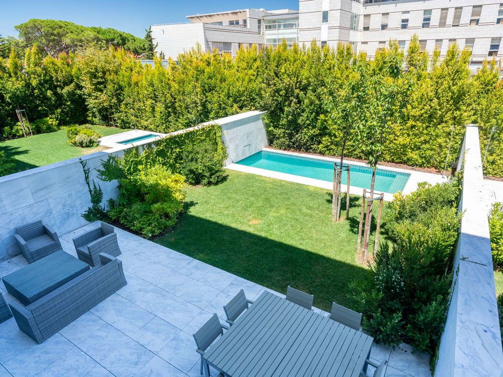 Triplex 3-bedroom Villa with a pool, located in Cascais, Lisbon 2427395881