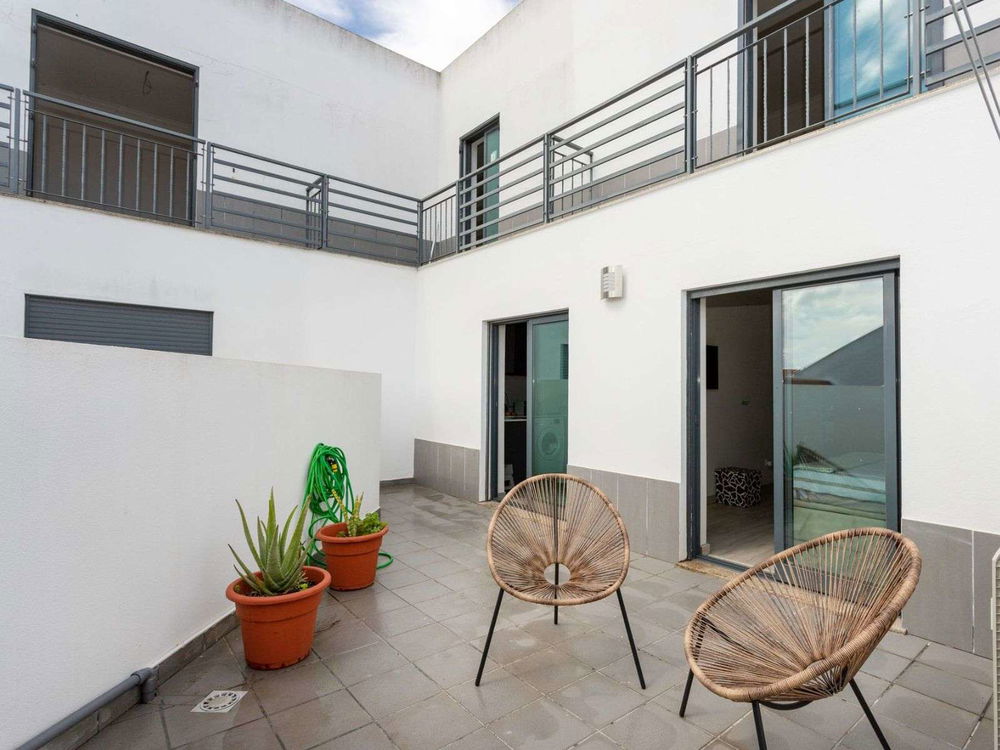 Renovated 3-bedroom apartment with terrace in the centre of Samouco, Alcochete 1826359393