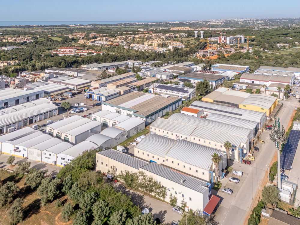 Warehouse with 4 commercial units in Vilamoura, Algarve 1644274999