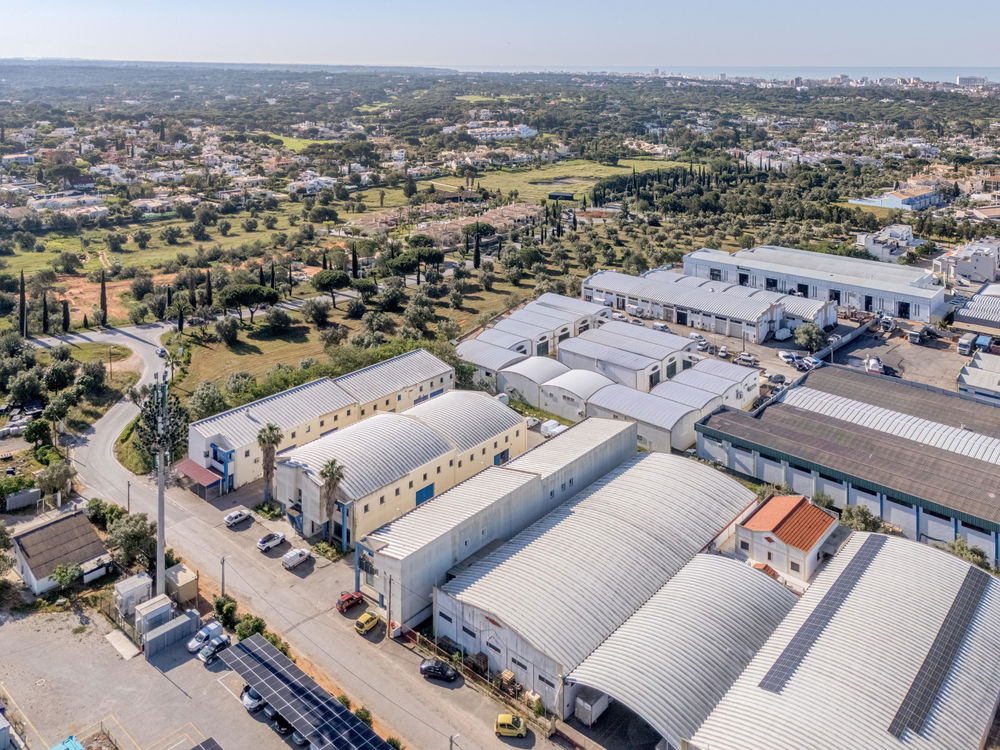 Warehouse with 4 commercial units in Vilamoura, Algarve 1644274999