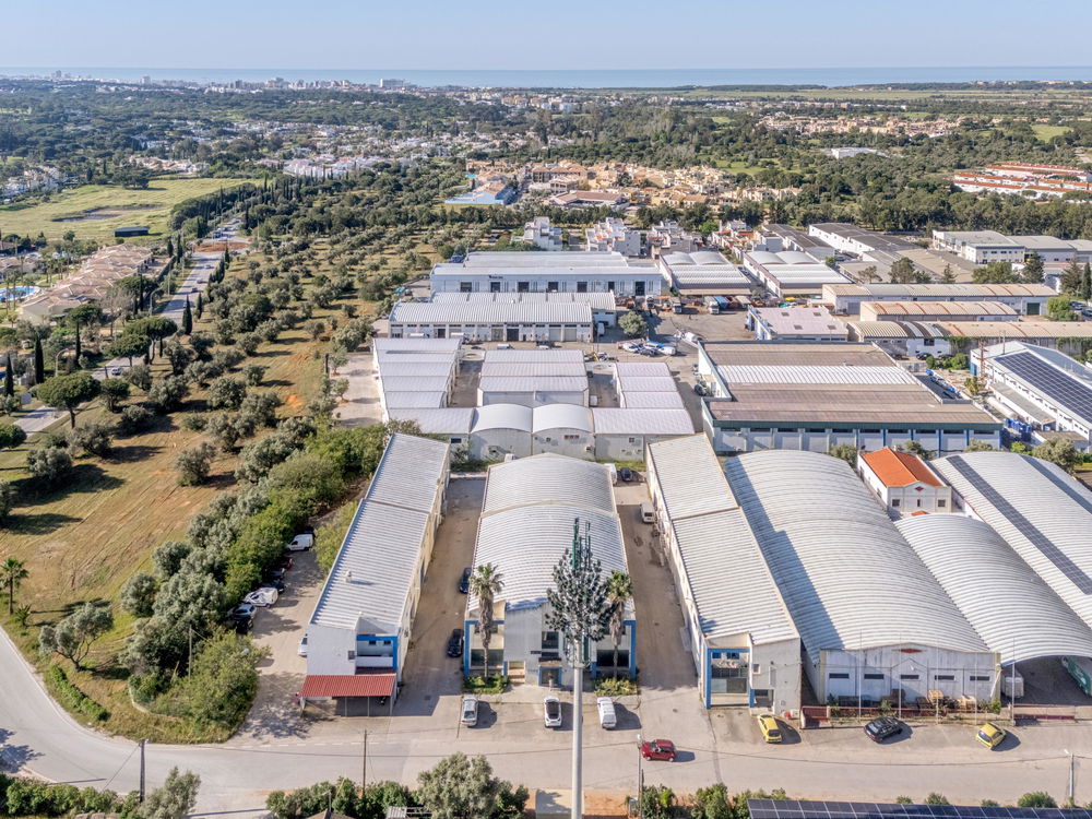 Warehouse with 4 commercial units in Vilamoura, Algarve 1644274999