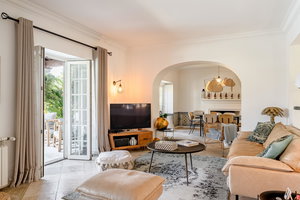 T7 villa with pool and garage in the centre of Cascais 1615289028