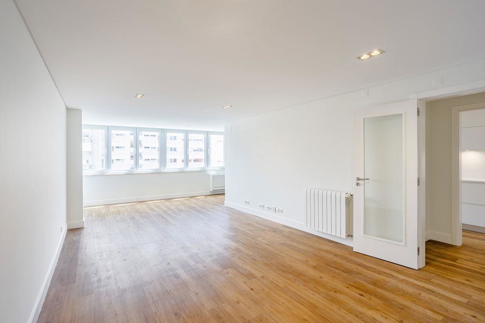 2-bedroom apartment with balcony in Avenidas Novas, Lisbon 3965721934