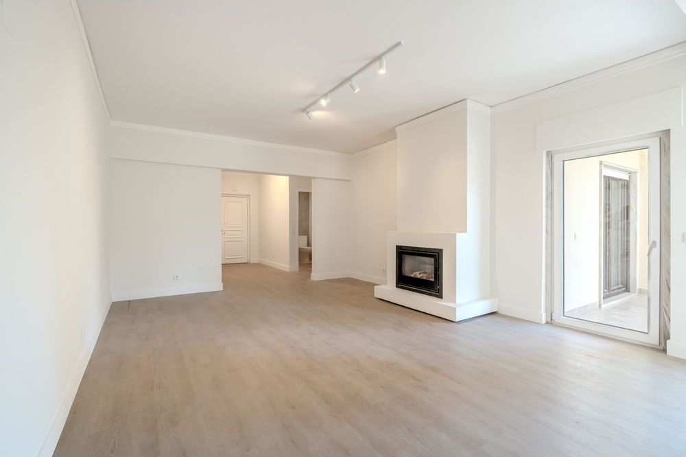 Renovated 2-bedroom apartment in Estoril, Cascais. 2994576364