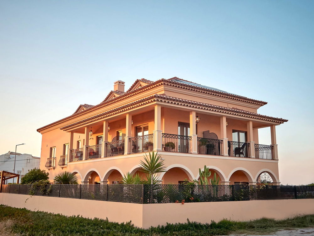 Hotel, facing the sea, on Baleal Beach, in Peniche. 2419604177