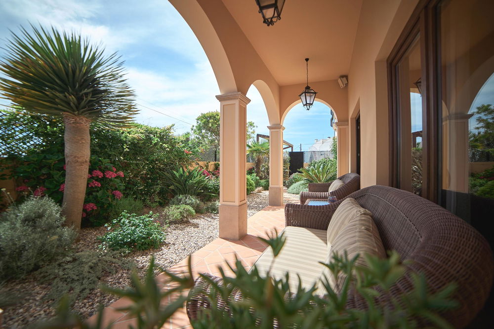 Hotel, facing the sea, on Baleal Beach, in Peniche. 2419604177