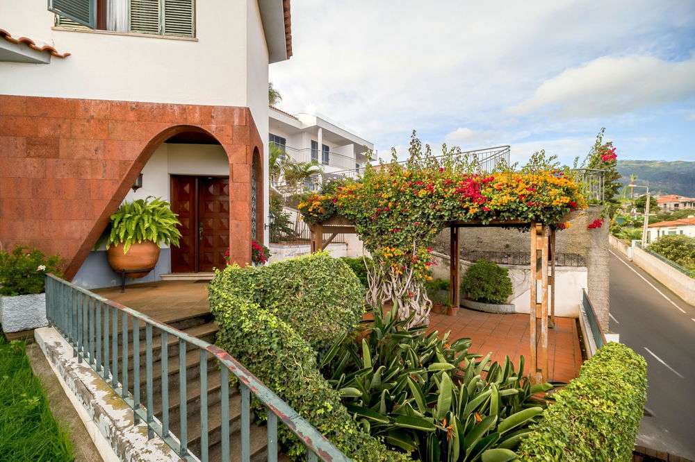 5-bedroom villa with sea view in Funchal Madeira 1139786333