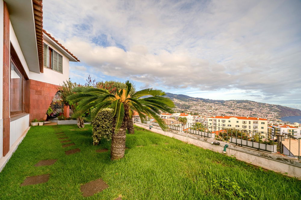 5-bedroom villa with sea view in Funchal Madeira 1139786333