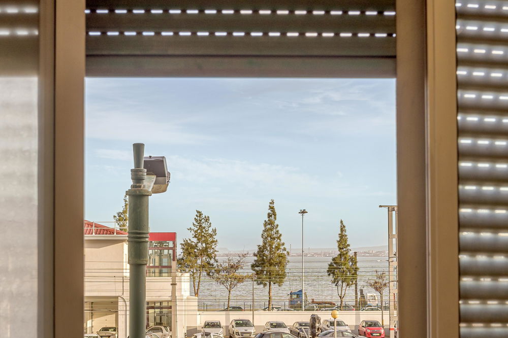 Apartamento T3 para remodelar em São Vicente Lisboa 1294587251