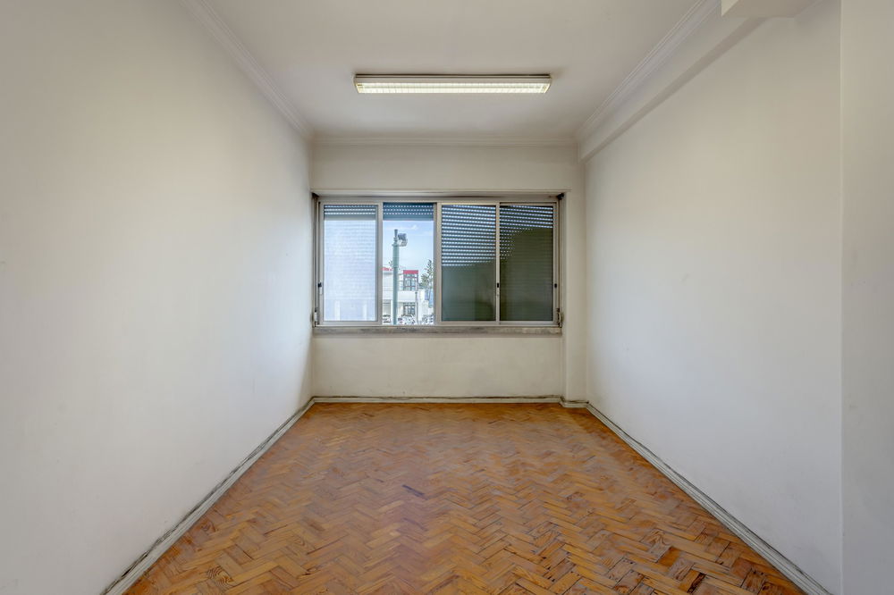 Apartamento T3 para remodelar em São Vicente Lisboa 1294587251