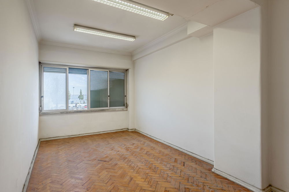 Apartamento T3 para remodelar em São Vicente Lisboa 1294587251