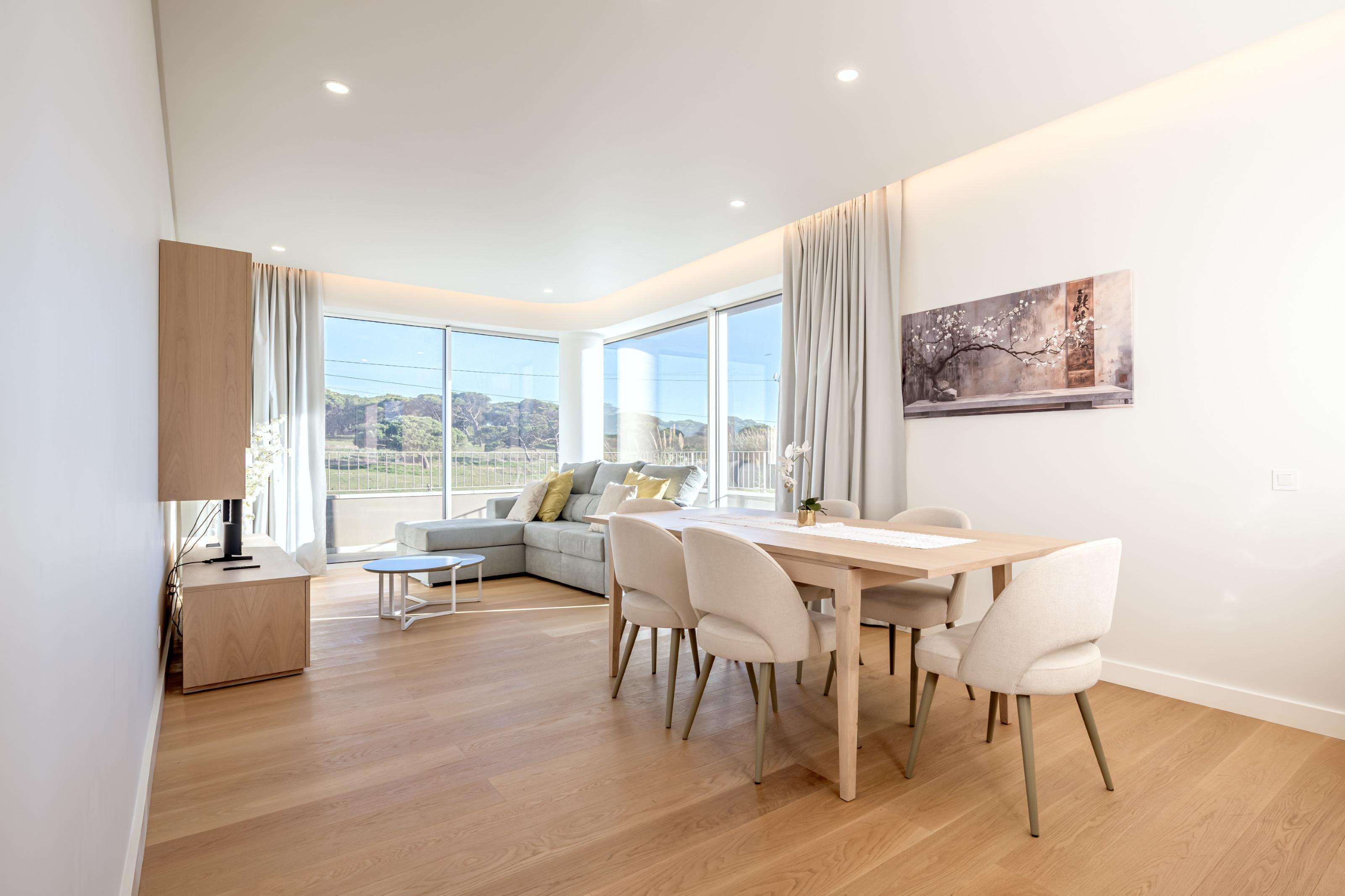 2 bedroom apartment with balcony and sea view in Quarteira.