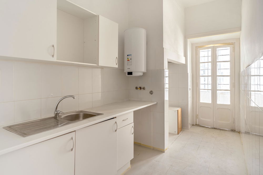 3-bedroom apartment for renovation in Arroios, Lisbon 936587605