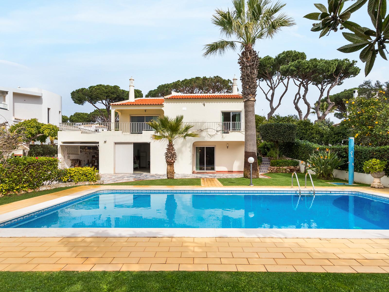 4-bedroom villa with swimming pool and garage in Vilamoura Algarve