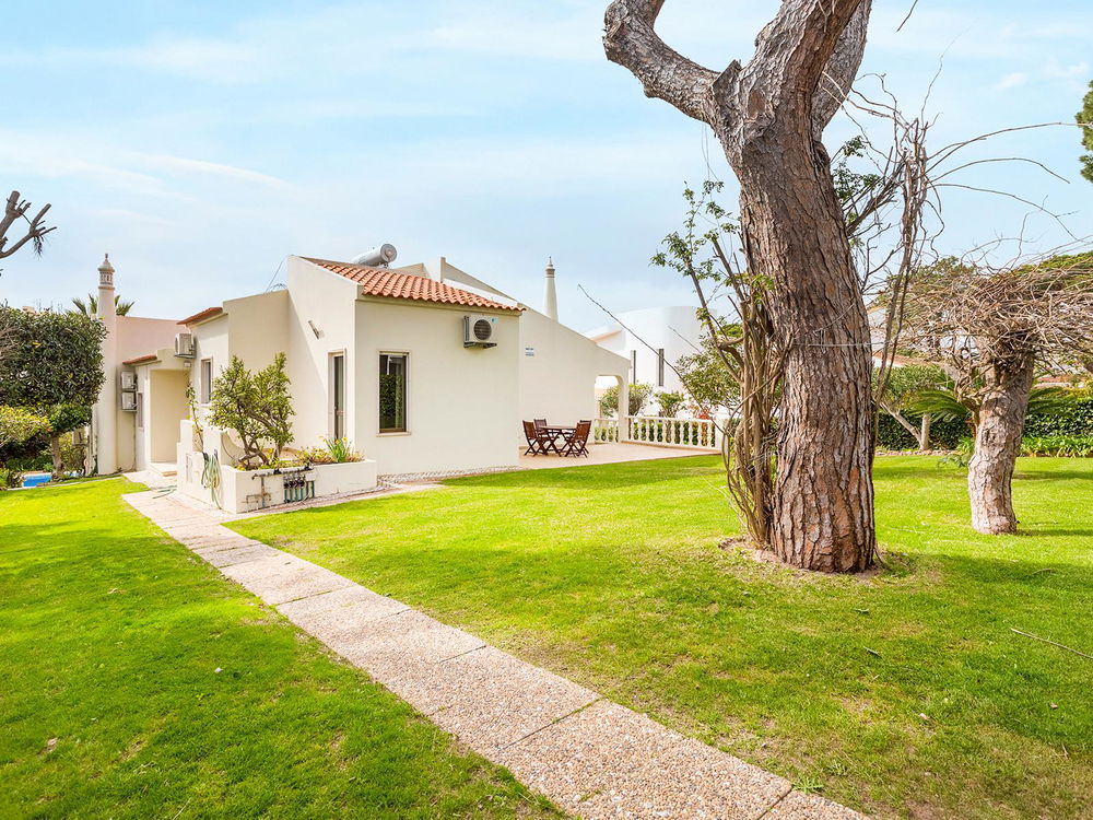 4-bedroom villa with swimming pool and garage, in Vilamoura, Algarve 2957114046