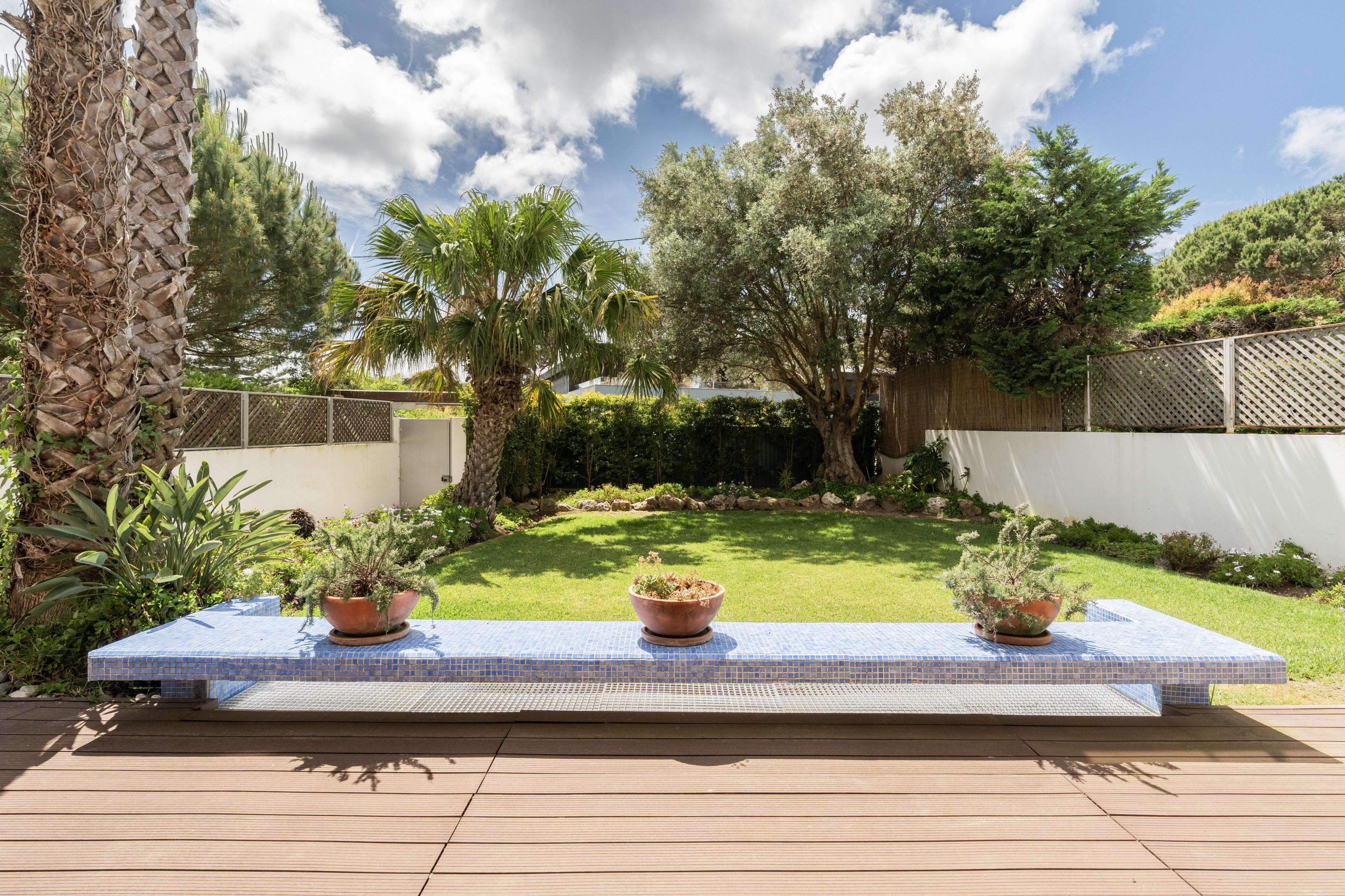 4+1-bedroom villa garden and pool in Estoril Cascais