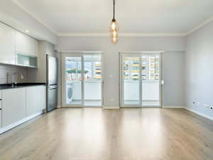 1-Bedroom Apartment with Balcony in Lumiar, Lisbon 835054507