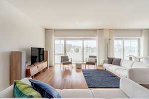 Renovated 3-bedroom apartment with balconies, in Lisbon 3024347451