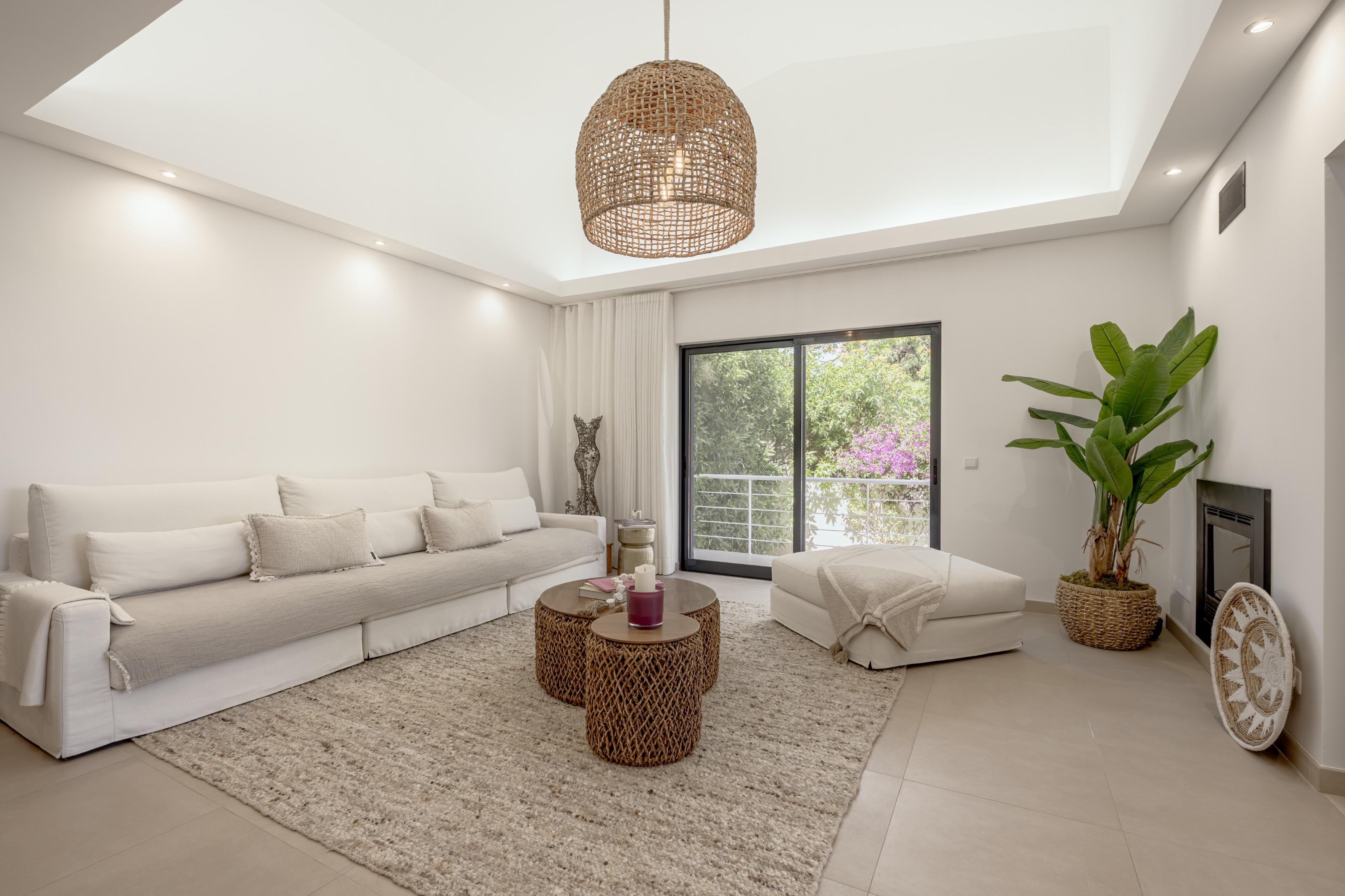 Three-bedroom semi-detached villa with swimming pool and garage in the Algarve
