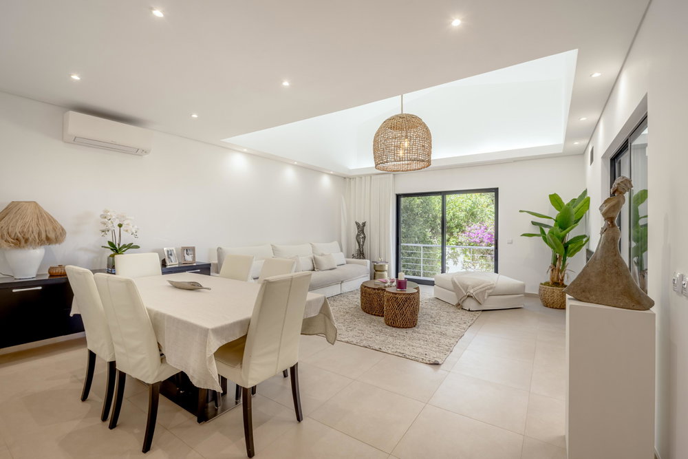 Three-bedroom semi-detached villa with swimming pool and garage, in the Algarve 3860412857