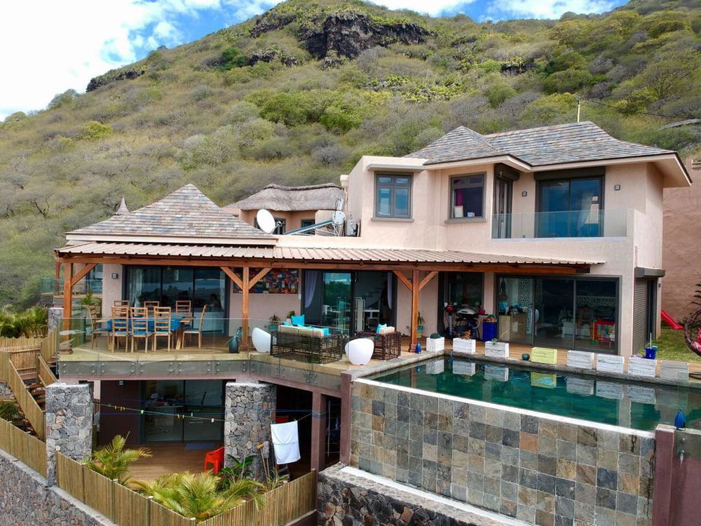 Spacious family villa with magnificent sea and mountain views for sale in Tamarin, Mauritius 220638522