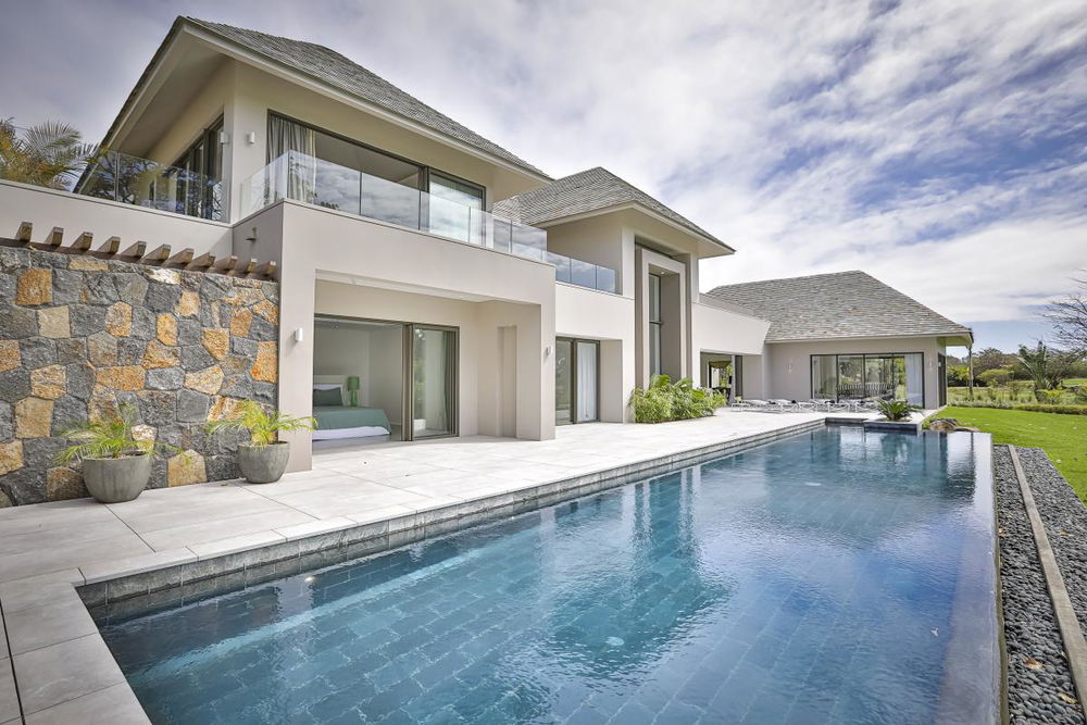 Luxurious villa for sale in a golf estate on the east coast of Mauritius 1993275937