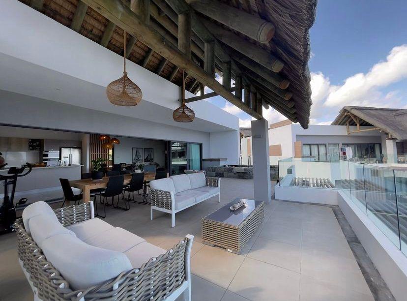 For Sale: Stunning Beachfront Penthouse in Rivière Noire, Mauritius 2123026765