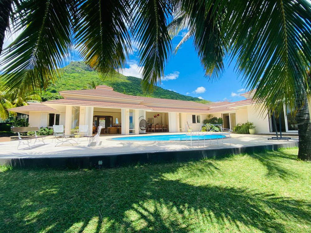 Magnificent villa with panoramic views of the sea and Le Morne for sale in Rivière Noire, Mauritius 691762823