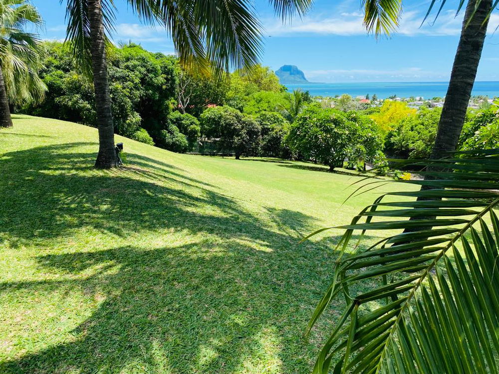 Magnificent villa with panoramic views of the sea and Le Morne for sale in Rivière Noire, Mauritius 691762823