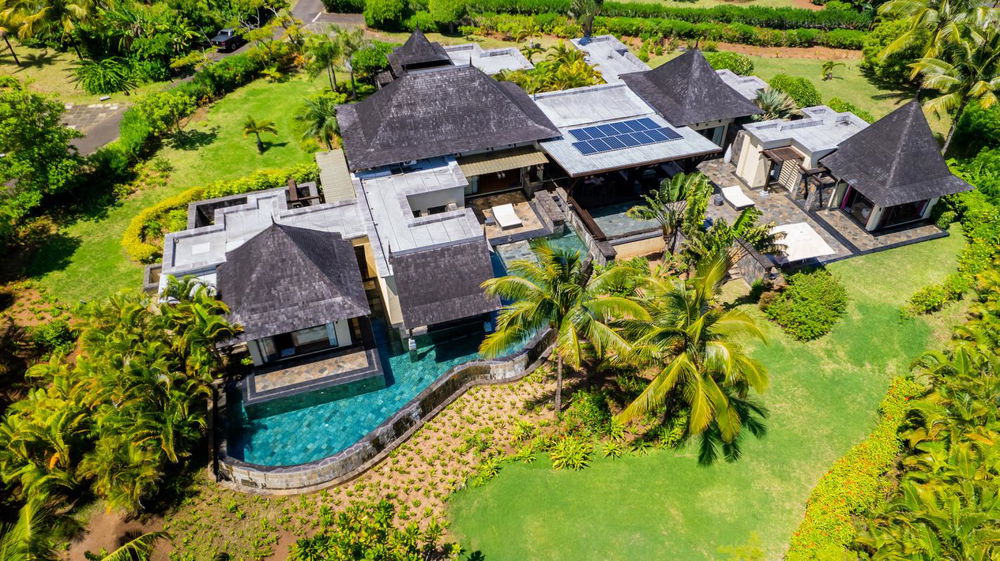 For sale in Bel Ombre, Mauritius, Balinese style villa with access to the beach and 5* hotel service 329554411