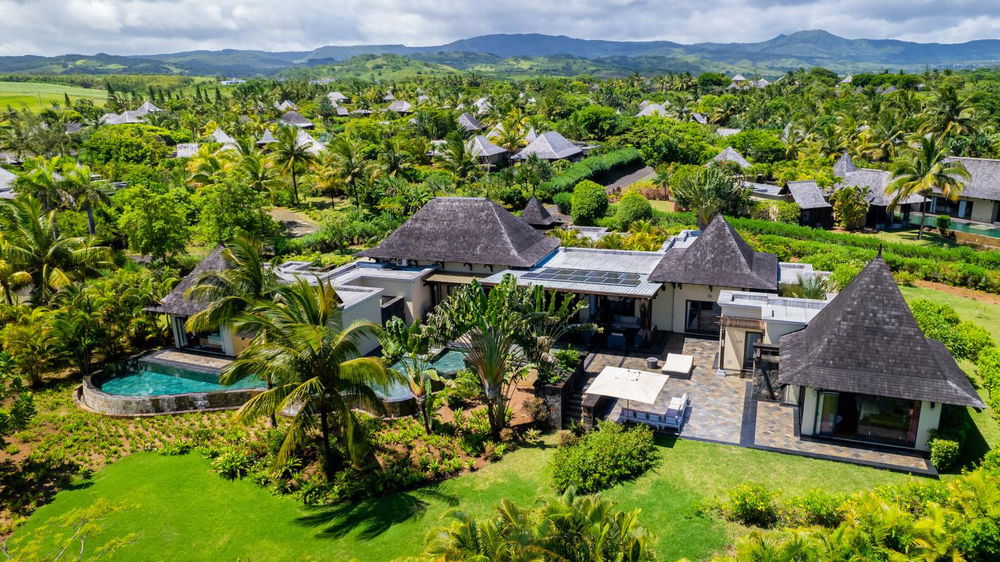 For sale in Bel Ombre, Mauritius, Balinese style villa with access to the beach and 5* hotel service 329554411