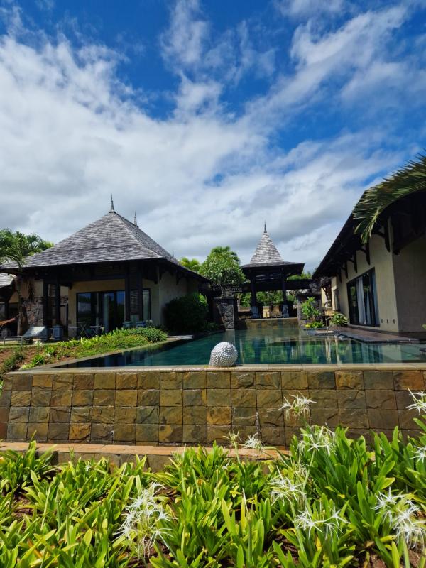 Stunning Balinese Villa with Beach Access and 5-Star Hotel Services for Sale in Bel Ombre, Mauritius 1688447357