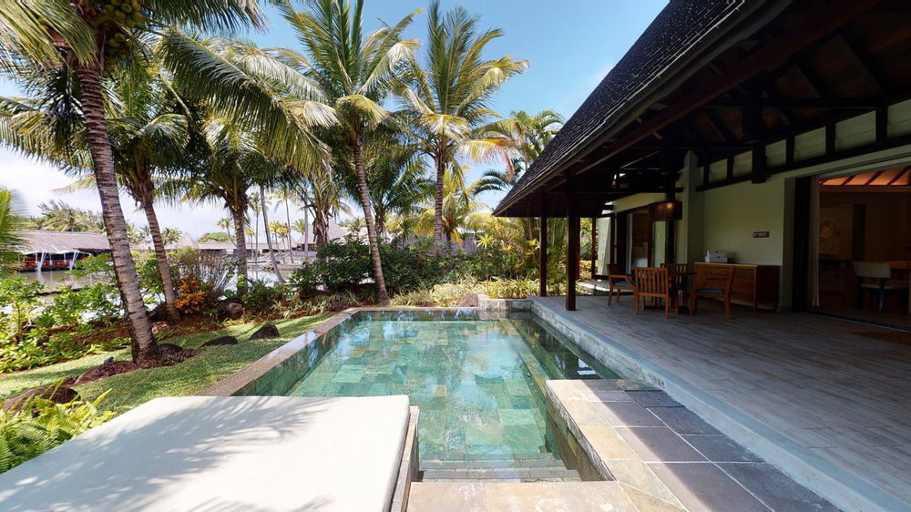 Luxurious beachfront villa for sale in a golf estate in Beau Champ on the east coast of Mauritius 1717798731