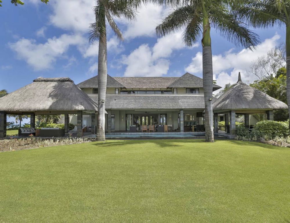 Luxurious villa with private beach for sale in Beau Champ on the east coast of Mauritius 1906523704