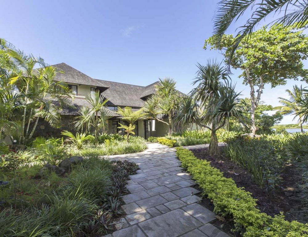 Luxurious villa with private beach for sale in Beau Champ on the east coast of Mauritius 1906523704