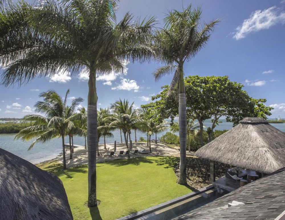 Luxurious villa with private beach for sale in Beau Champ on the east coast of Mauritius 1906523704