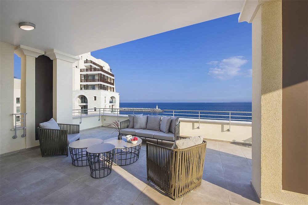 Unparalleled Sea Front Elegance 2760934400