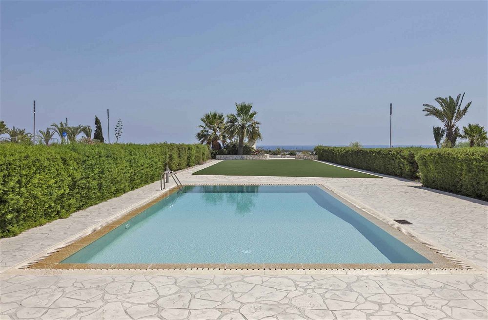 Beachfront Luxury Villa 2548170615