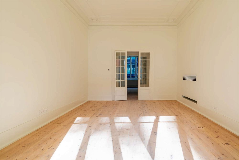 Renovated 4+2 bedroom apartment in charming building in Lisbon 1158008236
