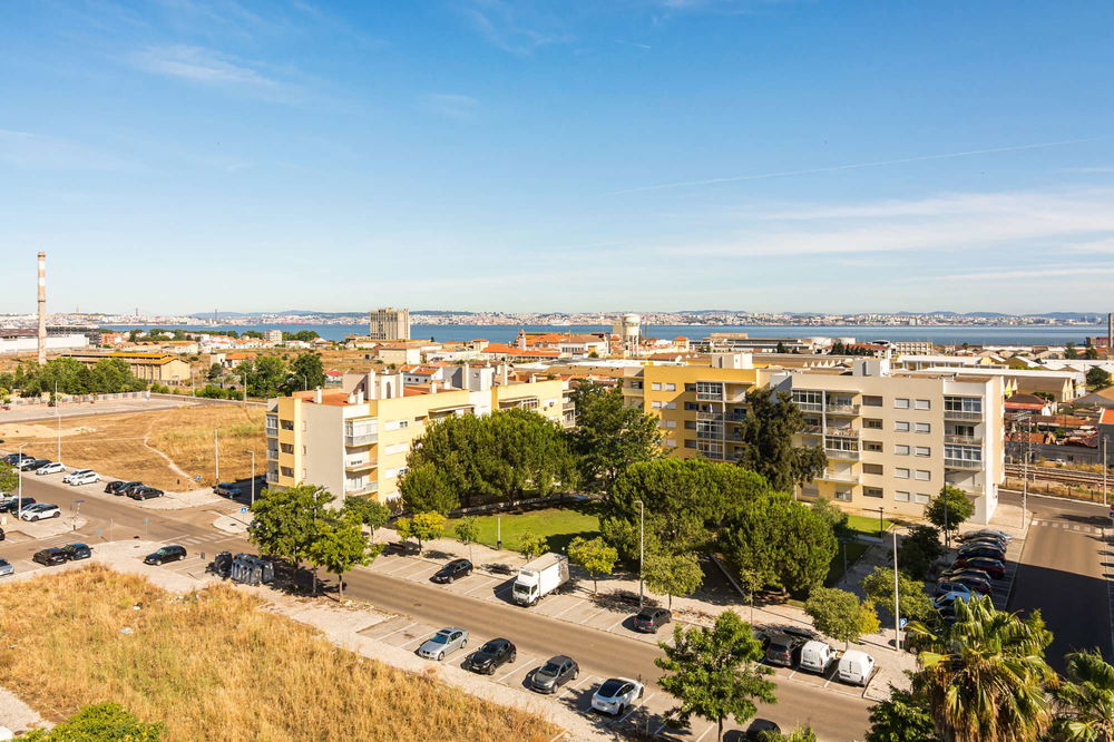 2- bedroom flat with garage, balcony and view over the River Tagus. 127524713