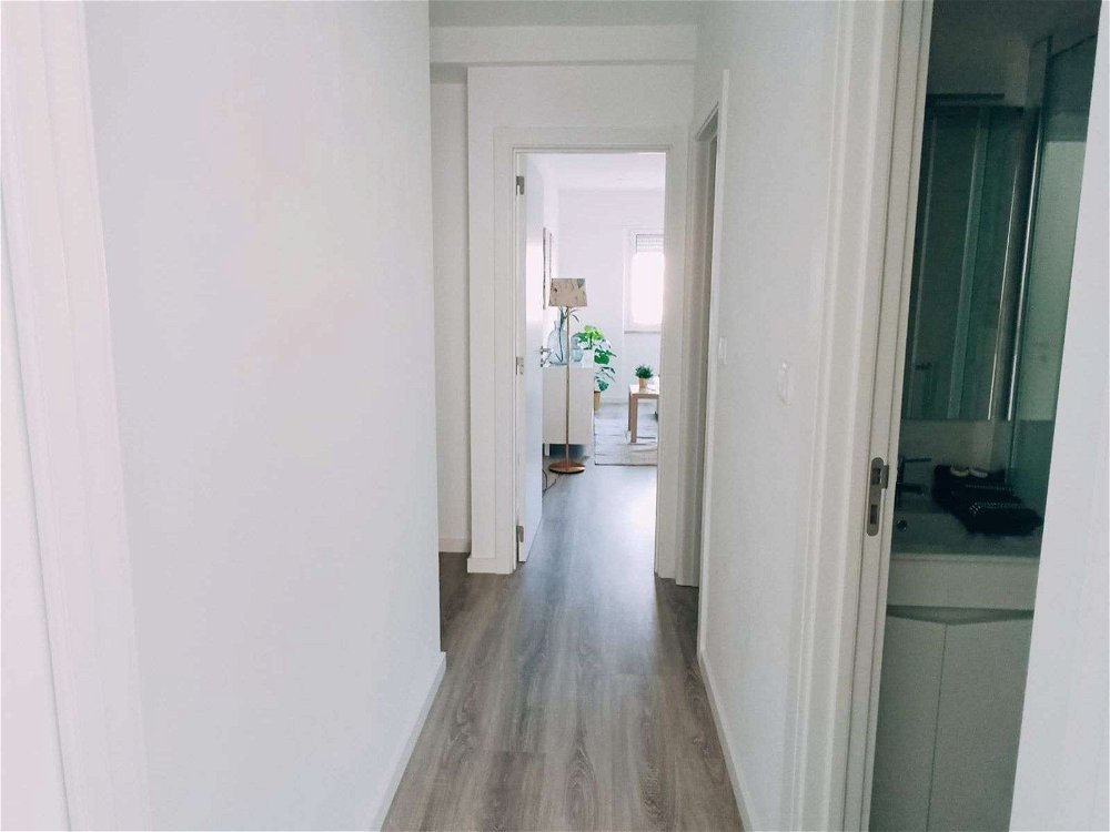 Renovated 1+1 bedroom apartment with terrace in Laranjeiras, Lisbon 145857406