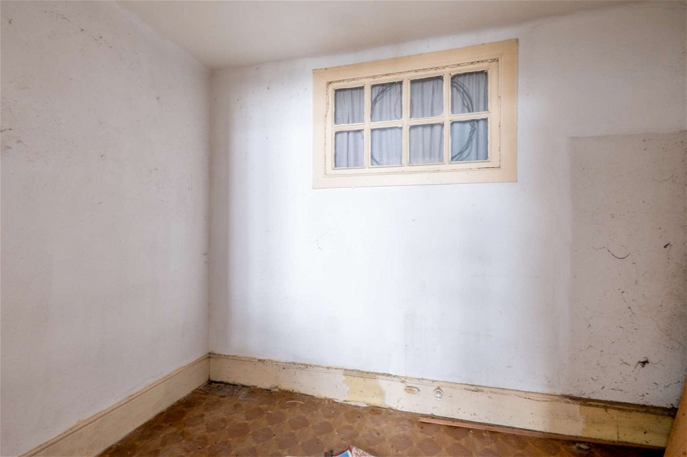 Vacant building in need of renovation in the heart of Porto 1514516946